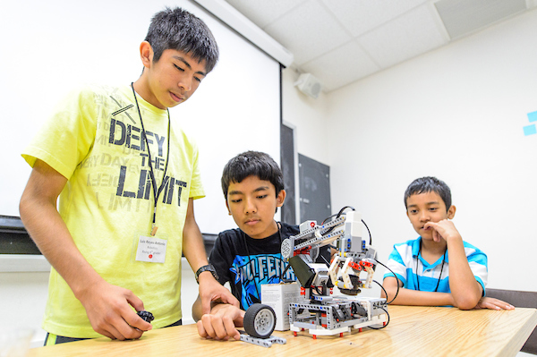 Middle school students construct robots
